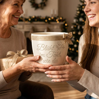 Persönliches Geschenk für Schlagzeuger – Blumentopf mit Gravur 'Blüht im Takt, wie du' — als persoenliche Geschenk-Uebergabe