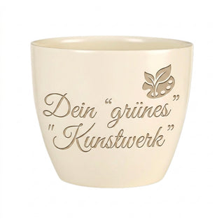 Blumentopf mit Gravur „Dein grünes Kunstwerk“ — Geschenk Kuratorin — Detailansicht der Lasergravur