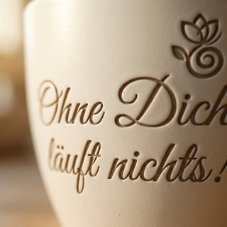 Personalisierter Blumentopf mit Gravur — Geschenk KFZ Mechatroniker — Detailaufnahme