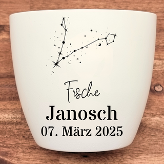 Weißer Blumentopf mit Fische-Sternbild, graviert mit "Fische", "Janosch" und "07. März 2025". Personalisiertes Geschenk vo...