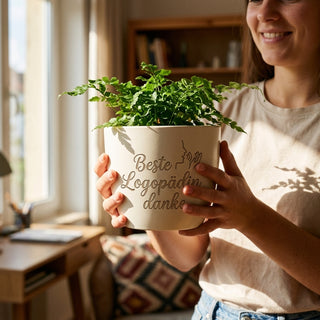 Personalisierter Blumentopf mit Gravur — Geschenk für Logopädin als Dankeschön — im Wohnambiente