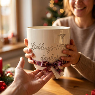 Personalisierter Blumentopf mit Gravur — Geschenk Medizinische Fachangestellte — als persoenliche Geschenk-Uebergabe