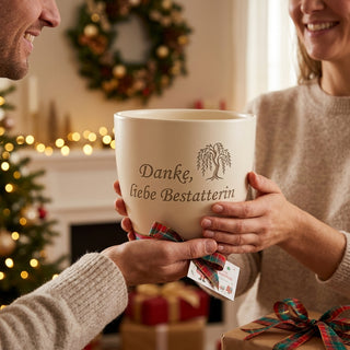 Personalisierter Blumentopf mit Gravur — Geschenk Bestatterin Abschied — als persoenliche Geschenk-Uebergabe