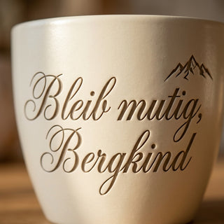 Personalisierter Blumentopf mit Gravur — Geschenk Snowboarder & Bergkind — Detailaufnahme