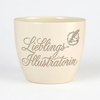 Personalisierter Blumentopf mit Gravur — Geschenk Illustratorin Geburtstag — Detailansicht der Lasergravur