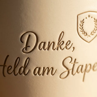 Personalisierter Blumentopf mit Gravur – Danke-Geschenk für Staplerfahrer — Detailaufnahme