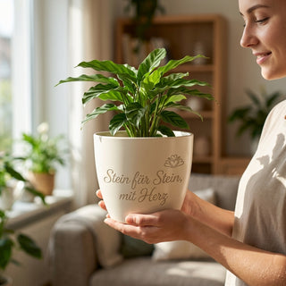 Personalisierter Blumentopf mit Gravur — Geschenk Steinmetz zur Pensionierung — im Wohnambiente
