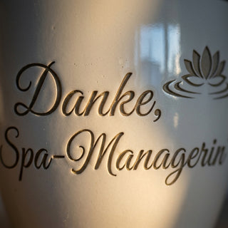 Personalisierter Blumentopf mit Gravur — Danke Geschenk für Spa-Managerin — Detailaufnahme
