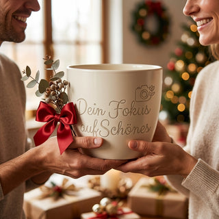 Personalisierter Blumentopf mit Gravur — Geschenk für Hobbyfotograf — als persoenliche Geschenk-Uebergabe