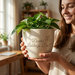 Personalisierter Blumentopf mit Gravur — Geschenk für Webentwickler & Developer — im Wohnambiente
