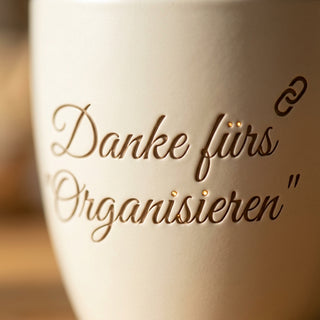 Personalisierter Blumentopf mit Gravur — Geschenk Kauffrau für Büromanagement — Detailaufnahme