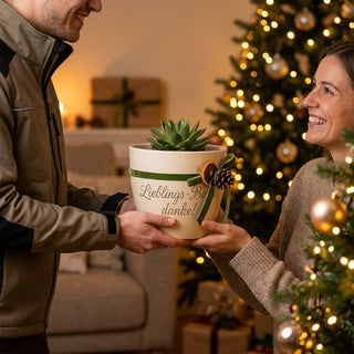 Persönlicher Blumentopf mit Gravur für deinen Lieblings-Boten – Danke! — als persoenliche Geschenk-Uebergabe