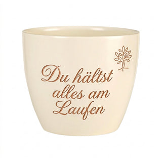 Personalisierter Blumentopf mit Gravur — Geschenk Mechatroniker Abschied — Detailansicht der Lasergravur