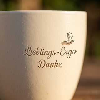 Personalisierter Blumentopf mit Gravur — Danke Geschenk Ergotherapeutin — Detailaufnahme