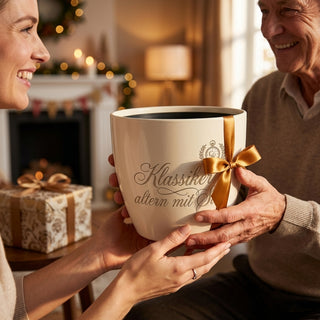 Personalisierter Blumentopf mit Gravur — Geschenk Oldtimerfreund — als persoenliche Geschenk-Uebergabe