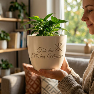 Personalisierter Blumentopf mit Gravur — Geschenk für Berufsfischer & Fischer-Meister — im Wohnambiente