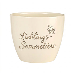 Personalisierter Blumentopf — Geschenk Sommelière „Lieblings-Sommelière“ — Detailansicht der Lasergravur