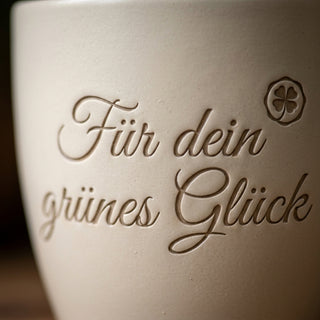 Personalisierter Blumentopf mit Gravur — Geschenk für die neue Meisterin — Detailaufnahme