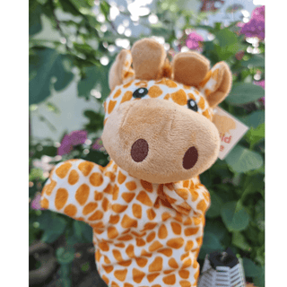Plüschige Giraffen-Handpuppe von goki mit charakteristischen Flecken. Ideal für fantasievolles Spielen.