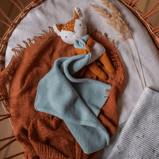 Kuscheltuch Reh, rehbraun/blau von Ava&Yves, Bio-Baumwolle, mintfarbenes Tuch & Reh-Stofftier in Wiege.
