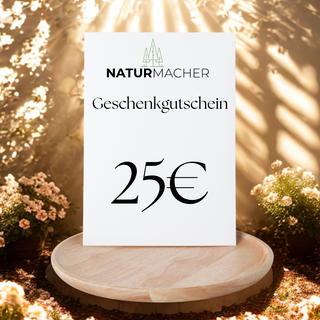 Naturmacher Geschenkgutschein im Wert von 25€ vor sonnigem Gartenhintergrund.