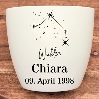 Weißer Blumentopf mit Widder-Sternbild, Name Chiara und Datum 09. April 1998. Personalisiertes Geschenk von Natur Macher.