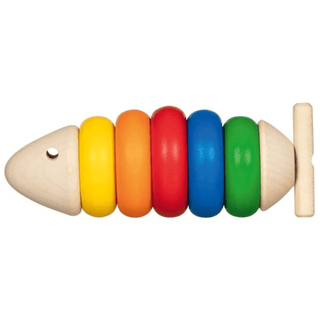Goki Fädelfisch Felix. Holzspielzeug Fisch mit bunten, aufgereihten Ringen in Regenbogenfarben. Fördert Motorik.