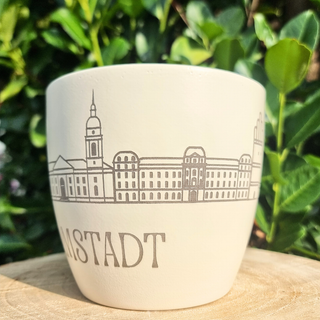 Bege "Darmstadt-Topf", beiger Becher mit eingravierter Darmstädter Skyline und Schriftzug "Darmstadt". Von Natur Macher.