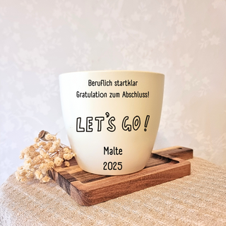 Gravierter Blumentopf "Beruflich startklar, Gratulation zum Abschluss! Let's Go! Malte 2025". Abschlussgeschenk von Natur ...