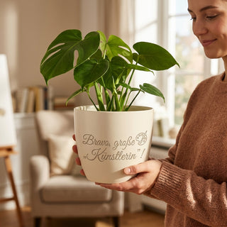 Blumentopf mit Lasergravur 'Bravo, große Künstlerin!' — Geschenk Opernsängerin — im Wohnambiente