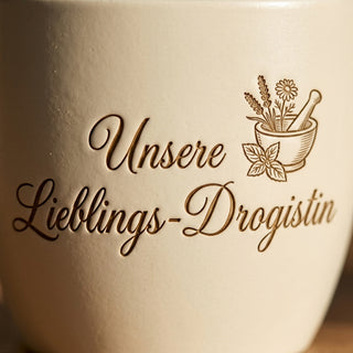 Personalisierter Blumentopf mit Gravur — Geschenk Drogistin Abschied — Detailaufnahme
