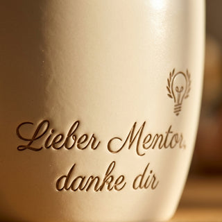 Personalisierter Blumentopf mit Gravur — Danke Geschenk für Mentor — Detailaufnahme