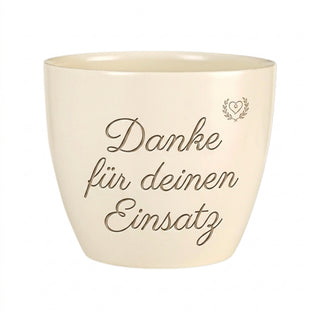 Personalisierter Blumentopf mit Gravur — Geschenk Hausmeisterin zum Dankeschön — Detailansicht der Lasergravur