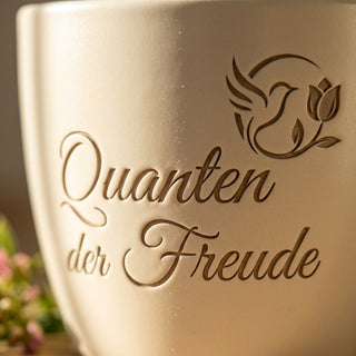 Personalisierter Blumentopf mit Gravur 'Quanten der Freude' — Geschenk Physikerin — Detailaufnahme
