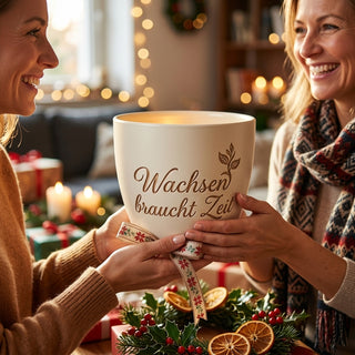 Personalisierter Blumentopf mit Gravur — Geschenk Nichte Geburtstag — als persoenliche Geschenk-Uebergabe