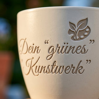 Blumentopf mit Gravur „Dein grünes Kunstwerk“ — Geschenk Kuratorin — Detailaufnahme