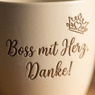 Personalisierter Blumentopf — Geschenk Chef Abschied Danke Gravur — Detailaufnahme