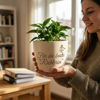 Personalisierter Blumentopf — Geschenk Richterin Ernennung Dienstjubiläum — im Wohnambiente