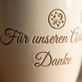 Personalisierter Blumentopf mit Gravur — IT Techniker Geschenk Abschied — Detailaufnahme