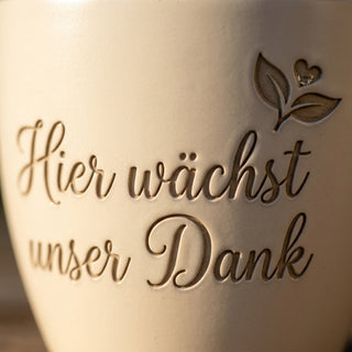 Personalisierter Blumentopf „Hier wächst unser Dank“ — Geschenk für Vertriebler — Detailaufnahme
