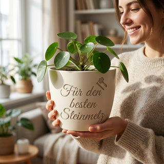 Personalisierter Blumentopf — Geschenk Steinmetz zur Meisterprüfung & Geburtstag — im Wohnambiente