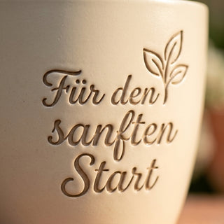 Personalisierter Blumentopf mit Gravur — Dankeschön für Entbindungspfleger — Detailaufnahme