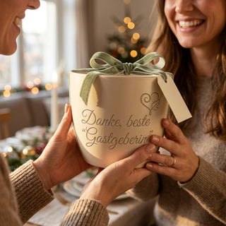 Geschenk für Hotelfachfrau mit Gravur – Danke, beste Gastgeberin — als persoenliche Geschenk-Uebergabe
