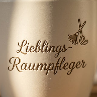 Personalisierter Blumentopf mit Gravur — Dankeschön Geschenk für Raumpfleger — Detailaufnahme