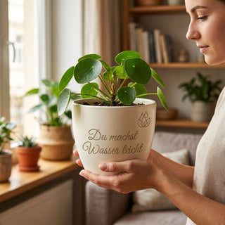 Geschenk Schwimmtrainer - Individueller Blumentopf mit Gravur: Du machst Wasser leicht — im Wohnambiente