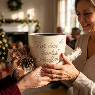 Personalisierter Blumentopf mit Gravur — Geschenk für Maler und Künstler — als persoenliche Geschenk-Uebergabe