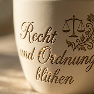 Personalisierter Blumentopf — Geschenk Justizbeamter zur Pensionierung — Detailaufnahme