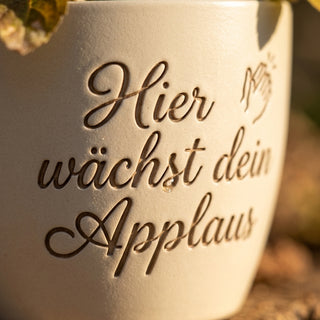 Personalisierter Blumentopf mit Gravur — Geschenk Opernsängerin Premiere — Detailaufnahme