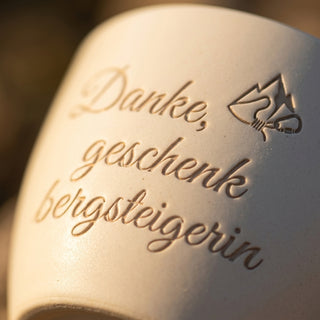 Personalisierter Blumentopf mit Gravur — Danke Geschenk für Bergsteigerinnen — Detailaufnahme