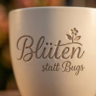 Personalisierter Blumentopf — Geschenk Informatikerin 'Blüten statt Bugs' — Detailaufnahme